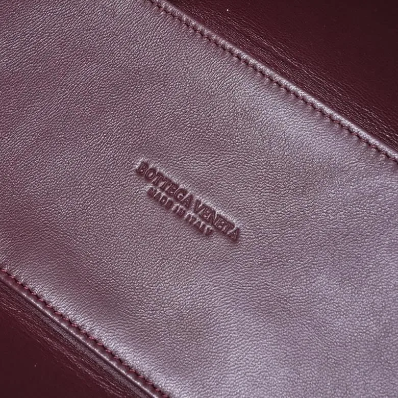 Batch 1960 large arco, BottegaVeneta# official website latest cowhide leather SLIP tote handbag, and the logo has been changed to the side panel😍The oversized woven design really makes it a huge gap from ordinary tote bags🔗🔗Different color combinations inside and outside ⛓Daniel Lee leads the brand's DNA to continue to evolve with fresh inspiration🧬🧬showing a balanced style of luxury and reality👉: 36*24*14 Model: 9892#, the latest logo is on the side